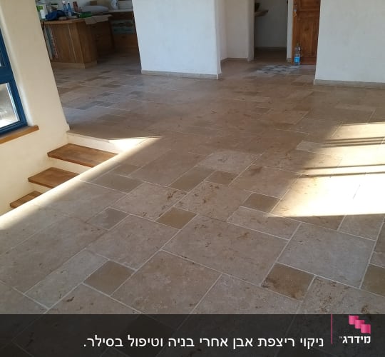 בקבוק מים כחול על רצפה נקייה